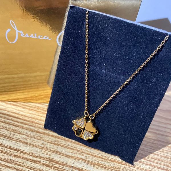 Magnetic Four Leaf Clover Pendant Necklace – Gold Tone