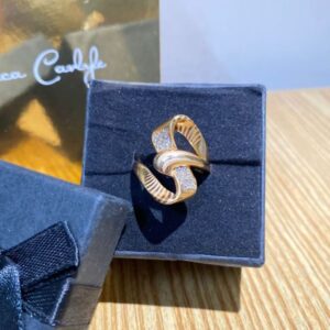 Elegant Twisted Ribbon Crystal Ring – Rose Gold Tone