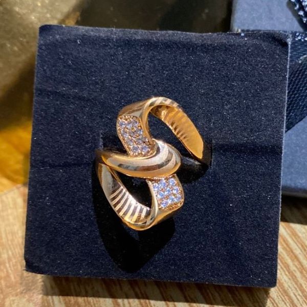 Elegant Twisted Ribbon Crystal Ring – Rose Gold Tone - Image 2